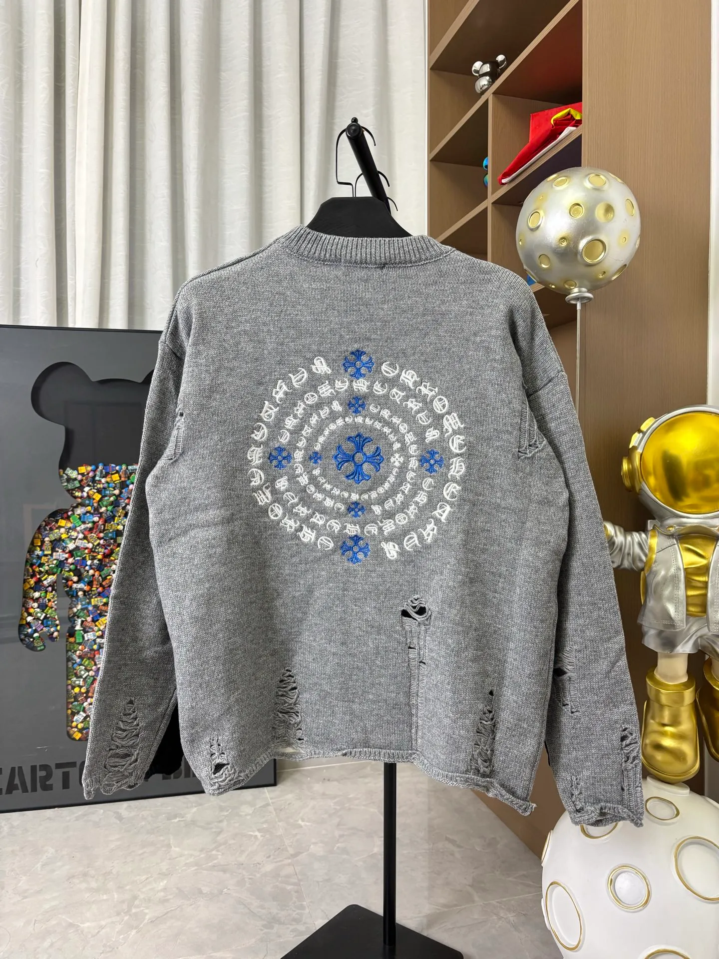 P250 model number: DC201# Chrome Hearts CH Chrome Hearts embroidered disc Sanskrit cross hole knitted sweater pullover Chrome Hearts grinding hole craftsmanship The upper body is loose and stylish The hem is expanded and casual design makes fat people slim to the extreme, thin people have limited height and class ZP printing 1:1 perfect restoration Looks good when worn alone Can be easily worn by men and women The holed sweater is cool and rustic It's so elegant. The design is hollow and casual, yet trendy and has an indescribable sense of fashion!  Color: Black Beige Gray Size: S M L